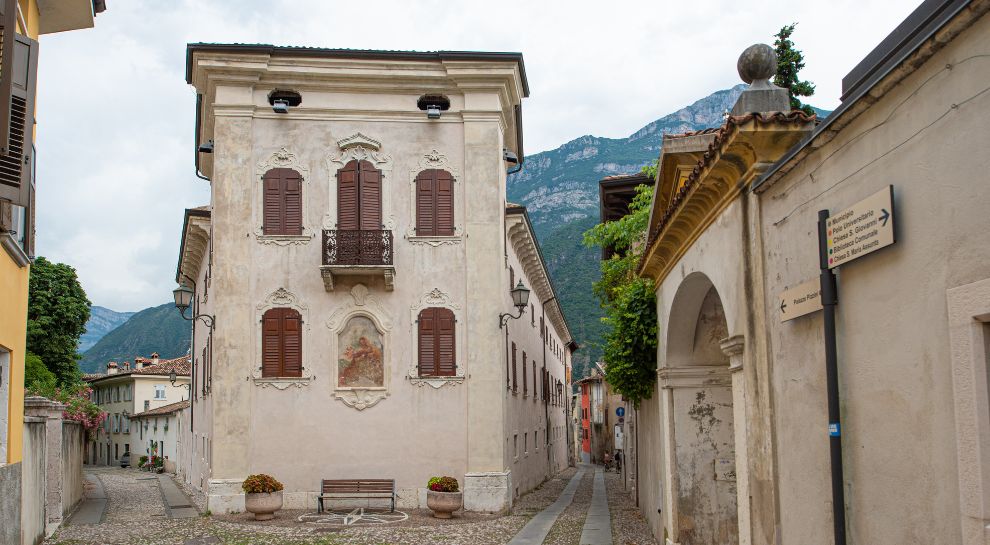 Strada del centro storico di Ala con palazzi barocchi del Settecento