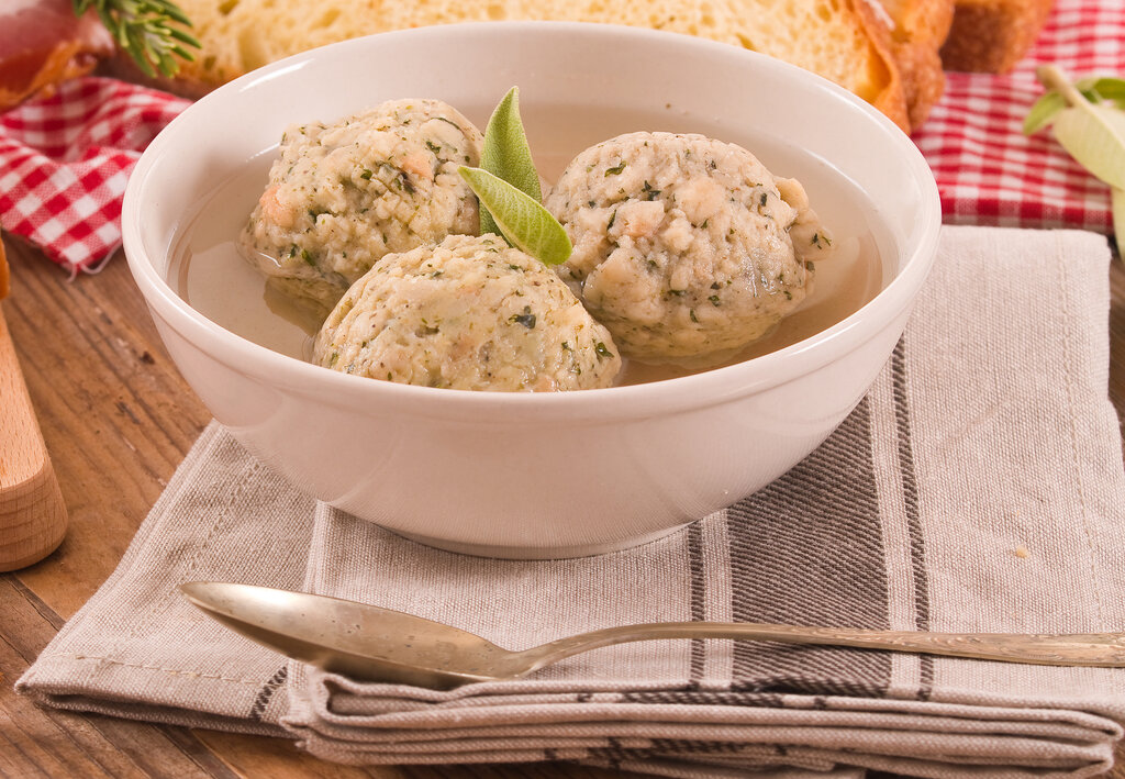 Piatto di canederli trentini con burro fuso e salvia