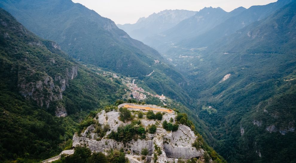 Fortificazioni di Forte Pozzacchio scavate nella roccia in Vallarsa