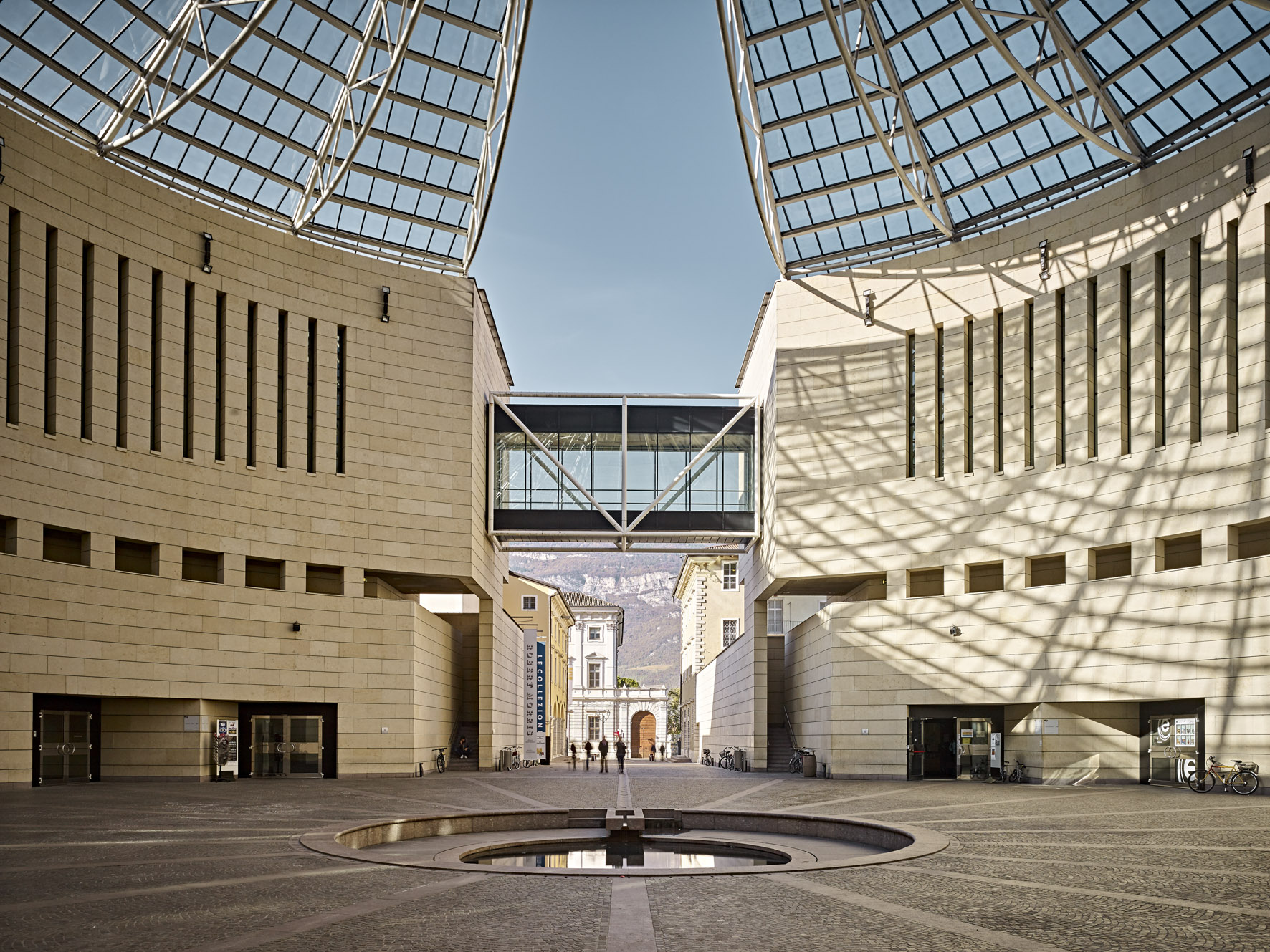 Facciata del MART a Rovereto con la cupola in vetro progettata da Mario Botta