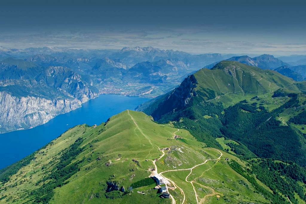 Sentiero panoramico sul Monte Baldo con vista sul Lago di Garda