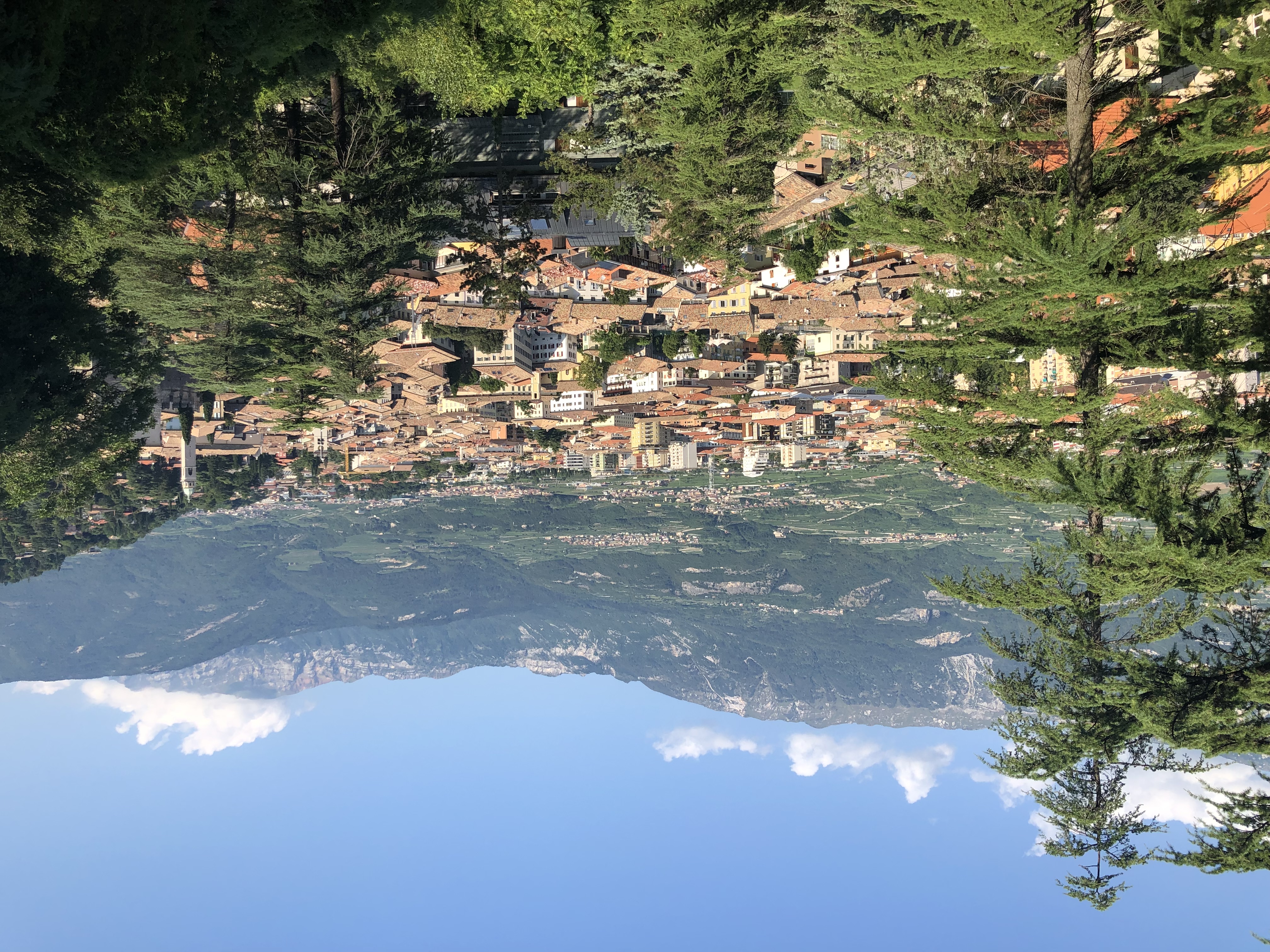 Panorama di Rovereto con il castello e il fiume Adige al tramonto